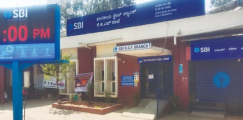 ಖಾತೆಗಳಿಂದ ಹಣ ಪಡೆಯಲು ಗ್ರಾಹಕರ ಹರಸಾಹಸ  money