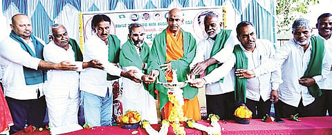 ಮದ್ದೂರು ತಾಲೂಕಿನ ಕೊಪ್ಪ ಗ್ರಾಮದಲ್ಲಿ ಆಯೋಜಿಸಿದ್ದ ಕಾರ್ಯಕ್ರಮವನ್ನು ನಿಶ್ಚಲಾನಂದನಾಥ ಶ್ರೀಗಳು ಉದ್ಘಾಟಿಸಿದರು. ಜಿ.ಎಲ್.ಮಲ್ಲೇಶ್, ಇಂಡುವಾಳು ಚಂದ್ರಶೇಖರ್, ಪುಟ್ಟಸ್ವಾಮಿ, ಕೀಳಘಟ್ಟ ನಂಜುಂಡಯ್ಯ, ಮನುಸೋಮಯ್ಯ, ಕುಮಾರ್‌ಕೊಪ್ಪ ಇದ್ದರು. 