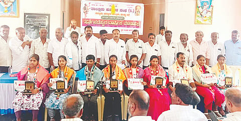 ಎಸ್ಸೆಸ್ಸೆಲ್ಸಿ ಮತ್ತು ಪಿಯುನಲ್ಲಿ ಹೆಚ್ಚು ಅಂಕಗಳಿಸಿದ ವಿದ್ಯಾರ್ಥಿಗಳನ್ನು ಅಭಿನಂದಿಸಲಾಯಿತು. ಎಲ್.ಆರ್.ಅಶ್ವಿನ್, ಎಂ.ಮರಿಹೆಗ್ಗಡೆ, ಬಿ.ಪಿ.ಪ್ರಫುಲ್ಲಾ ಚಂದ್ರ, ಎಚ್.ರಾಜು, ಜವರ ಹೆಗ್ಗಡೆ, ಚೆನ್ನೇಶ್ ಇದ್ದರು.