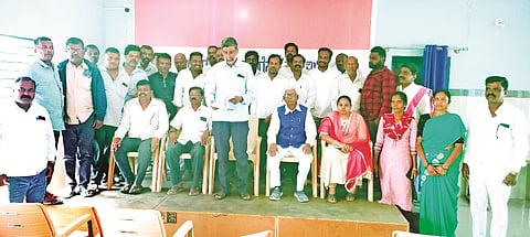 ಮದ್ದೂರು ನಗರದ ಶಿವಪುರದ ಬ್ಲಾಕ್ ಕಾಂಗ್ರೆಸ್ ಕಚೇರಿಯಲ್ಲಿ ನಡೆದ ಮದ್ದೂರು ಬ್ಲಾಕ್ ಕಾಂಗ್ರೆಸ್ ಸಮಿತಿ ಪರಿಶಿಷ್ಟ  ಜಾತಿ ವಿಭಾಗದ ಸಭೆಯಲ್ಲಿ ಜಿಲ್ಲಾ ಪಂಚಾಯಿತಿ ಮಾಜಿ ಅಧ್ಯಕ್ಷ ಕಂಠಿಸುರೇಶ್ ಮಾತನಾಡಿದರು. ಮಹದೇವಯ್ಯ, ದೊರೆಸ್ವಾಮಿ, ವನಿತಾ, ಮರಿದೇವರು, ಭಾನುಪ್ರಕಾಶ್ ಇದ್ದರು.