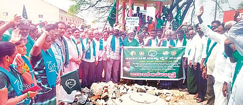 ಮದ್ದೂರು ನಗರಕ್ಕೆ ಆಗಮಿಸಿದ ರೈತರ ಪಾದಯಾತ್ರೆಯನ್ನು ಸ್ವಾಗತಿಸಲಾಯಿತು. ಲಿಂಗಪ್ಪಾಜಿ, ಅಶೋಕ್, ಜಿ.ಎ.ಶಂಕರ್, ರವಿಕುಮಾರ್, ವೆಂಕಟೇಶ್, ಸಿದ್ದೇಗೌಡ ಇದ್ದರು.