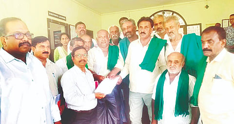 ಕಬ್ಬಿನ ಬಾಕಿ ಹಣ ಕೊಡುವಂತೆ ಒತ್ತಾಯಿಸಿ ರಾಜ್ಯ ರೈತ ಸಂಘದ ವತಿಯಿಂದ ಮದ್ದೂರು ತಾಲೂಕಿನ ಕೊಪ್ಪದ ಎನ್.ಎಸ್.ಎಲ್. ಸಕ್ಕರೆ ಕಾರ್ಖಾನೆ ಎದುರು ಪ್ರತಿಭಟನೆ ನಡೆಸಲಾಯಿತು. ಕೀಳಘಟ್ಟ ನಂಜುಂಡಯ್ಯ, ಸೊ.ಶಿ.ಪ್ರಕಾಶ್, ಪ್ರಭುಲಿಂಗು, ಜಗದೀಶ, ಲಿಂಗರಾಜು, ಚನ್ನೇಗೌಡ, ಉಮೇಶ, ಶಿವಲಿಂಗಯ್ಯ, ಪುಟ್ಟಸ್ವಾಮಿ, ರಾಜು, ಬಸವರಾಜು, ರಾಮೇಗೌಡ ಇದ್ದರು.