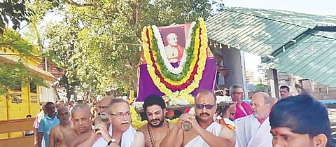 ಮದ್ದೂರು ನಗರದ ಪುರಾಣ ಪ್ರಸಿದ್ಧ ಶ್ರೀಹೊಳೆ ಆಂಜನೇಯಸ್ವಾಮಿ ದೇಗುಲದಲ್ಲಿ ಮದ್ವ ನವಮಿ ಪ್ರಯುಕ್ತ ಮಧ್ವಾಚಾರ್ಯರ ಉತ್ಸವ ಭಕ್ತರ  ಸಮ್ಮುಖದಲ್ಲಿ ಸಡಗರ ಸಂಭ್ರಮದ ನೆರವೇರಿತು.