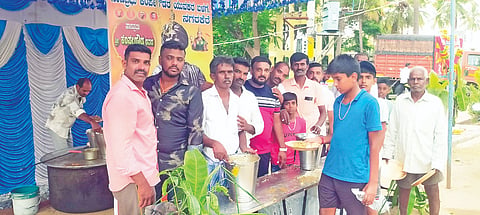 ಮದ್ದೂರು ತಾಲೂಕಿನ ನಗರಕೆರೆ ಗ್ರಾಮದಲ್ಲಿ ಕೆಂಪೇಗೌಡ ಜಯಂತಿ ಅಂಗವಾಗಿ ನೂರಾರು ಜನರಿಗೆ ಚಿಕನ್ ಗ್ರೇವಿ ಮತ್ತು ಗೀ ರೈಸ್ ವಿತರಿಸಲಾಯಿತು. ಸಿದ್ದೇಶ್, ಅನಿಜಿತ್, ನಂಜುಂಡಿ, ಶಿವಕುಮಾರ್, ಪ್ರಕಾಶ್, ವಿಕಾಶ್, ಪ್ರಸನ್ನ, ವೆಂಕಟೇಶ್, ಸುಖೇಶ್, ಕುಮಾರ್ ಇದ್ದರು. 