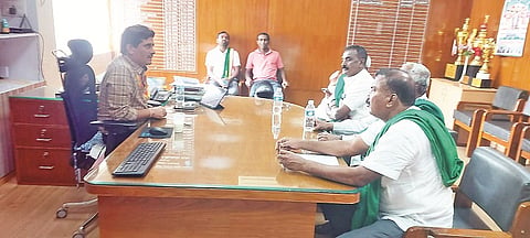 ರೈತ ಸಂಘದ ಪದಾಧಿಕಾರಿಗಳು ಜಿಲ್ಲಾ ಹಾಲು ಒಕ್ಕೂಟದ ವ್ಯವಸ್ಥಾಪಕ ನಿರ್ದೇಶಕ ಡಾ.ಮಂಜೇಶ್ ಅವರಿಗೆ ಮನವಿ ಸಲ್ಲಿಸಿದರು. ಚಂದ್ರಶೇಖರ್, ಮಂಜೇಶ್‌ಗೌಡ, ತೇಜಸ್, ಮಹೇಶ್ ಇದ್ದರು. 