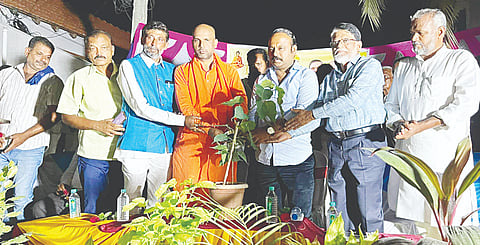  ಮದ್ದೂರು ತಾಲೂಕಿನ ಮಾಲಗಾರನಹಳ್ಳಿ ನಡೆದ ಡಾ.ಬಿ.ಆರ್.ಅಂಬೇಡ್ಕರ್ ಜಯಂತಿ ಕಾರ್ಯಕ್ರಮವನ್ನು ಶಾಸಕ ಕೆ.ಎಂ.ಉದಯ್ ಉದ್ಘಾಟಿಸಿದರು. ಶ್ರೀ ಜ್ಞಾನಪ್ರಕಾಶ ಸ್ವಾಮೀಜಿ, ಡಾ.ಎಸ್.ತುಕಾರಾಂ, ಎಂ.ಟಿ.ಸುರೇಶ್‌ಕಂಠಿ, ಗಂಗಾಧರಸ್ವಾಮಿ, ಸಿ.ಎಂ.ದ್ಯಾವಪ್ಪ, ಕಿರಣ್‌ಕುಮಾರ್, ಶಂಕರಲಿಂಗೇಗೌಡ ಇದ್ದರು.