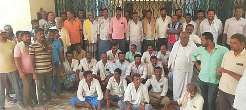   ಸಮರ್ಪಕವಾಗಿ ವಿದ್ಯುತ್ ಪೂರೈಕೆ ಮಾಡುವಂತೆ ಒತ್ತಾಯಿಸಿ ವಿವಿಧ ಗ್ರಾಮಗಳ ಗ್ರಾಮಸ್ಥರು ಮದ್ದೂರು ನಗರದ ಸೆಸ್ಕ್ ಕಚೇರಿಗೆ ಸೋಮವಾರ ಮುತ್ತಿಗೆ ಹಾಕಿ ಪ್ರತಿಭಟನೆ ನಡೆಸಿದರು. ಮುಖಂಡರಾದ ನ.ಲಿ.ಕೃಷ್ಣ, ಬಾಬು, ಅಜ್ಜಹಳ್ಳಿ ಚಂದ್ರ, ಮಾಲಾಗಾರನಹಳ್ಳಿ ರಾಜೇಶ್, ಮಲವರಾಜು, ಕಾಂತರಾಜು, ಸೋಂಪುರ ಚಂದ್ರಶೇಖರ್ ಇತರರು ಇದ್ದರು.