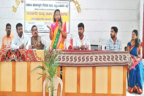 ಮೂಡಿಗೆರೆಯಲ್ಲಿ ಸರ್ಕಾರಿ ಹೊರ ಗುತ್ತಿಗೆ ನೌಕರರ ಸಂಘದಿಂದ ಏರ್ಪಡಿಸಿದ್ದ ಕುಂದು ಕೊರತೆ ಸಭೆಯಲ್ಲಿ ಶಾಸಕಿ ನಯನಾ ಮೋಟಮ್ಮ ಮಾತನಾಡಿದರು. ಬಿ.ಎಲ್.ಶೈಲಾ,  ಗಿರೀಶ್,  ಮಣಿಕುಮಾರ್, ಮಣಿಕಂಠ ಇದ್ದರು.
