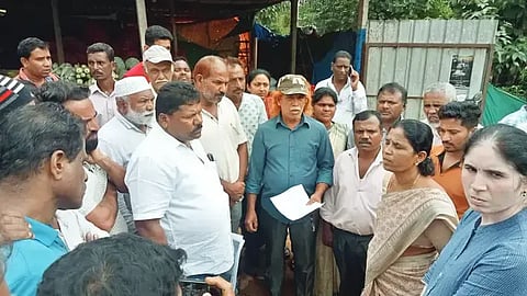ಹಳೆಮೂಡಿಗೆರೆ ಗ್ರಾಮದಲ್ಲಿ ತರಕಾರಿ ಅಂಗಡಿಯನ್ನು ತೆರೆವುಗೊಳಿಸಲು ಹೋಗಿದ್ದ ತಾಪಂ ಇಒ ದಯಾವತಿ, ಪಿಡಿಒ ಪಿ.ಎನ್.ವೀಣಾ ಸ್ಥಳೀಯರ ಜತೆ ಮಾತುಕತೆ ನಡೆಸಿದರು. ಎಲ್.ಬಿ.ರಮೇಶ್, ಜ್ಯೋತಿ,ಜಾನಕಿ, ಎಂ.ಆರ್.ಜಗದೀಶ್ ಗೌಡ, ವಿನೋದ್ ಕುಮಾರ್, ಯಾಕೂಬ್ ಗೋಣಿಗದ್ದೆ, ಶ್ರೀಕಾಂತ್, ಲಕ್ಷ್ಮಣ್ ಪೂಜಾರಿ ಇತರರಿದ್ದರು.