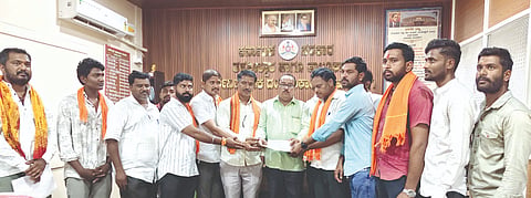 ಮೂಡಲಗಿ ತಹಸೀಲ್ದಾರ್​ಗೆ ಹಿಂದೂಪರ ಸಂಟನೆಗಳಿಂದ ಈಚೆಗೆ ಮನವಿ ಸಲ್ಲಿಸಲಾಯಿತು.