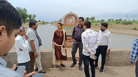 ಮುಗಳಖೋಡ ಪಟ್ಟಣದ ಘಟಪ್ರಭಾ ಎಡದಂಡೆ ಕಾಲುವೆಗೆ ಅಽಕಾರಿಗಳು ಭೇಟಿ ನೀಡಿ ಪರಿಶೀಲನೆ ನಡೆಸಿದರು. ಶ್ವೇತಾ ಬಿಡಿಕರ, ಗಿರೀಶ ಸ್ವಾದಿ, ಅನಿಲ ಬಡಿಗೇರ ಇತರರಿದ್ದರು.