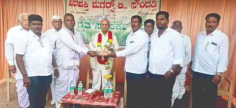 ಮುಗಳಖೋಡ ಪಟ್ಟಣದಲ್ಲಿ ಅಚ್ಚಪ್ಪ ಬೆಳಗಲಿ ಕುಟುಂಬದವರಿಂದ ಡಾ.ಪ್ರಭಾಕರ ಕೋರೆ ಅವರನ್ನು ಸನ್ಮಾನಿಸಲಾಯಿತು. ಡಾ.ಸಿ.ಬಿ.ಕುಲಿಗೋಡ, ಡಾ.ಸಿ.ಆರ್​.ಗುಡಿಸಿ, ಬಸಗೌಡ ಆಸಂಗಿ ಇತರರಿದ್ದರು.