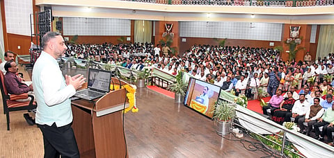  ನಗರದ ಕ್ರಾಫರ್ಡ್ ಭವನದಲ್ಲಿ ಸೋಮವಾರ ಆಯೋಜಿಸಿದ್ದ ಮೈಸೂರು ವಿಶ್ವವಿದ್ಯಾಲಯದ 110ನೇ ಸಂಸ್ಥಾಪನಾ ದಿನಾಚರಣೆ ಕಾರ್ಯಕ್ರಮವನ್ನು ನವದೆಹಲಿ ಸಿಇಸಿ ನಿರ್ದೇಶಕ ಪರೀಕ್ಷತ್ ಸಿಂಗ್ ಮನ್ಹಾಸ್ ಉದ್ಘಾಟಿಸಿದರು. ಪ್ರೊ.ಎನ್.ಕೆ.ಲೋಕನಾಥ್, ಡಾ.ನಾಗರಾಜ್ ಇದ್ದರು.