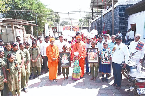 ಸವದಿಯಲ್ಲಿ ಜರಗುತ್ತಿರುವ ಶರಣ ಸಂಸ್ಕೃತಿ ಮಹೋತ್ಸವಕ್ಕೆ ಬಸವ ಬುತ್ತಿಯೊಂದಿಗೆ ಆಗಮಿಸಿದ ಭಕ್ತರನ್ನು ಸವದಿ ಇಲಕಲ್ಲಮಠದ ಗುರು ಮಹಾಂತ ಸ್ವಾಮೀಜಿ ಬರಮಾಡಿಕೊಂಡರು. ಸಂಗಮೇಶ್ವರ ಸ್ವಾಮೀಜಿ, ಬಸವ ಮಲ್ಲಿಕಾರ್ಜುನ ಸ್ವಾಮೀಜಿ, ಮಲ್ಲನಗೌಡ ಪಾಟೀಲ, ಶ್ರೀಕಾಂತ ಹೊಸೂರ, ರಮೇಶ ಅವಟಿ ಇತರರಿದ್ದರು.