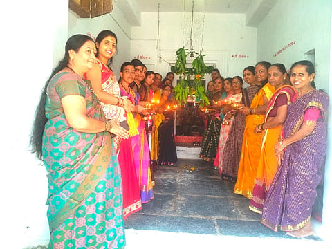 ನರೇಗಲ್ಲ ಪಟ್ಟಣದ ಶ್ರೀರಾಮ (RAM NAVAMI)ಮಂದಿರದಲ್ಲಿ ಶ್ರೀರಾಮನ ತೊಟ್ಟಿಲೋತ್ಸವ ಸಂಭ್ರಮದಿಂದ ಜರುಗಿತು. ಪ್ರತೀಕ್ಷಾ ಕುಲಕರ್ಣಿ, ಶೋಭಾ ಕುಲಕರ್ಣಿ, ಶೋಭಾ ಸೂರಭಟ್ಟನವರ, ಸೀಮಾ ಕೊಂಡಿ, ಅರ್ಚನಾ ಕುಲಕರ್ಣಿ, ರಾಜಶ್ರೀ ಕುಲಕರ್ಣಿ ಇತರರು ಇದ್ದರು.