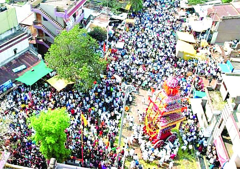 ರಾಮದುರ್ಗ ಪಟ್ಟಣದ ವೆಂಕಟೇಶ್ವರ ದೇವರ ಜಾತ್ರಾ ಮಹೋತ್ಸವದ  ಅಂಗವಾಗಿ ರಥೋತ್ಸವ ಸಂಭ್ರಮದಿಂದ ಜರುಗಿತು.