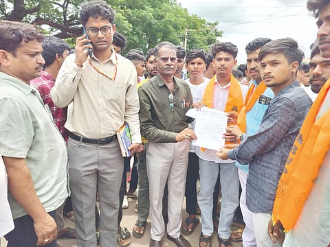 ಬಸ್ ನಿರ್ವಾಹಕನ ಅನುಚಿತ ವರ್ತನೆ ಖಂಡಿಸಿ ವಿದ್ಯಾರ್ಥಿಗಳು ರಾಮದುರ್ಗದಲ್ಲಿ ಘಟಕ ವ್ಯವಸ್ಥಾಪಕ ಕೆ.ಡಿ.ಅಮ್ಮಣಗಿಗೆ ಮನವಿ ಸಲ್ಲಿಸಿದರು. ಮಹಾಂತೇಶ ಹಂಪಿಹೋಳಿ, ಸಂದೇಶ ಪಟ್ಟಣ, ಮಲ್ಲಿಕಾರ್ಜುನ ಹೊಸಮನಿ, ಅಜಯ ಕೆರೂರ್ ಇತರರಿದ್ದರು.