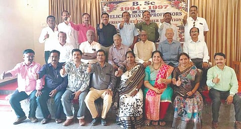 ರಾಮದುರ್ಗದ ಸಿ.ಎಸ್.ಬೆಂಬಳಗಿ ಮಹಾವಿದ್ಯಾಲಯದ ಹಳೇ ವಿದ್ಯಾರ್ಥಿಗಳಿಂದ ಗುರುವಂದನಾ ಕಾರ್ಯಕ್ರಮ ನಡೆಯಿತು.  ಎಸ್.ಎಸ್.ಕೊಡತೆ, ಎಸ್.ವಿ.ಹೊನ್ನುಂಗರ ಇತರರಿದ್ದರು.