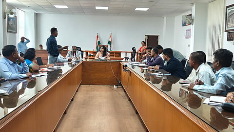  ಚಾಮರಾಜನಗರದ ಜಿಲ್ಲಾಧಿಕಾರಿ ಕಚೇರಿ ಸಭಾಂಗಣದಲ್ಲಿ ವಿಶ್ವ ಬಾಲಕಾರ್ಮಿಕ ಪದ್ದತಿ ವಿರೋಧಿ ದಿನಾಚರಣೆ ಪೂರ್ವಭಾವಿ ಸಭೆ ನಡೆಯಿತು. ಡಿಸಿ ಶ್ರೀರೂಪಾ, ಹಿರಿಯ ಸಿವಿಲ್ ನ್ಯಾಯಾಧೀಶರು ಹಾಗೂ ಜಿಲ್ಲಾ ಕಾನೂನು ಸೇವೆಗಳ ಪ್ರಧಿಕಾರದ ಸದಸ್ಯ ಕಾರ್ಯದರ್ಶಿ ಈಶ್ವರ, ಜಿಲ್ಲಾ ಕಾರ್ಮಿಕ ಅಧಿಕಾರಿ ರಾಮಚಂದ್ರಯ್ಯ, ಕಾರ್ಮಿಕ ಯೋಜನಾ ಸೊಸೈಟಿಯ ನಿರ್ದೇಶಕರಾದ ಮಹೇಶ್, ಸಮಾಜ ಕಲ್ಯಾಣ ಇಲಾಖೆ ಉಪನಿರ್ದೇಶಕ ಮುನಿರಾಜು ಇತರರು ಹಾಜರಿದ್ದರು.