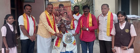 ಚಾಮರಾಜನಗರದ ನಿವಾಸದಲ್ಲಿ ಚಿತ್ರನಟ ಚಂದ್ರಣ್ಣ ಅವರನ್ನು ತಾಲೂಕು ಕನ್ನಡ ಸಾಹಿತ್ಯ ಪರಿಷತ್ತಿನ ವತಿಯಿಂದ ಸನ್ಮಾನಿಸಲಾಯಿತು. ಸುರೇಶ್ ಋಗ್ವೇದಿ, ರವಿಚಂದ್ರಪ್ರಸಾದ್, ಮಾಂಬಳ್ಳಿ ಅರುಣ್‌ಕುಮಾರ್, ಎಸ್.ಲಕ್ಷ್ಮೀನರಸಿಂಹ, ಎಲ್.ಸುರೇಶ್ ಇತರರು ಹಾಜರಿದ್ದರು.