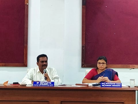  ಚಾಮರಾಜನಗರದ ಹಳೇ ಕೆ.ಡಿ.ಪಿ ಸಭಾಂಗಣದಲ್ಲಿ ಸೋಮವಾರ ಆಯೋಜಿಸಿದ್ದ ಜಿಲ್ಲಾಮಟ್ಟದ ಗ್ಯಾರಂಟಿ ಯೋಜನೆಗಳ ಅನುಷ್ಠಾನದ ಪ್ರಗತಿ ಪರಿಶೀಲನಾ ಸಭೆ ನಡೆಯಿತು. ಗ್ಯಾರಂಟಿ ಯೋಜನೆಗಳ ಅನುಷ್ಠಾನ ಪ್ರಾಧಿಕಾರದ ಜಿಲ್ಲಾಧ್ಯಕ್ಷ ಎಚ್.ವಿ. ಚಂದ್ರು ಎಚ್.ವಿ.ಚಂದ್ರು, ಜಿಪಂ ಸಿಇಒ ಮೋನಾರೋತ್ ಇದ್ದರು.