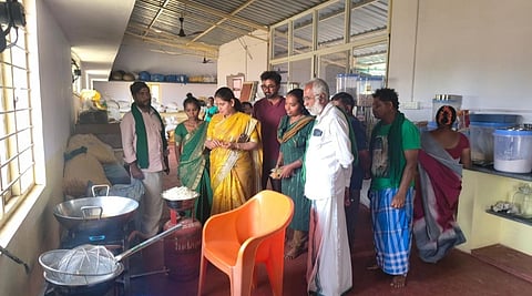 ಚಾಮರಾಜನಗರ ತಾಲೂಕಿನ ಹೊಂಡರಬಾಳು ಗ್ರಾಮದ ಅಮೃತಭೂಮಿಗೆ ಗುರುವಾರ ಭೇಟಿ ನೀಡಿದ ಜಿಲ್ಲಾಧಿಕಾರಿ ಶ್ರೀರೂಪಾ ಕೃಷಿ ಉತ್ಪನ್ನಗಳ ಮೌಲ್ಯವರ್ಧನೆಯನ್ನು ವೀಕ್ಷಿಸಿದರು. ರೈತ ನಾಯಕ ಹೊನ್ನೂರು ಪ್ರಕಾಶ್ ಮತ್ತು ಇತರರು ಇದ್ದರು.