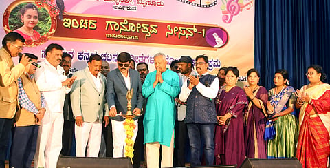  ಚಾಮರಾಜನಗರದ ವರನಟ ಡಾ.ರಾಜ್‌ಕುಮಾರ್ ರಂಗಮಂದಿರದಲ್ಲಿ  ಐಸಿರಿ ಮೆಲೋಡಿಸ್ ವತಿಯಿಂದ ಆಯೋಜಿಸಿದ್ದ ಇಂಚರ ಗಾನೋತ್ಸವ ಸೀಸನ್ ಕಾರ್ಯಕ್ರಮದಲ್ಲಿ ಉಮ್ಮತ್ತೂರು ಇಂದುಶೇಖರ್ ಮಾತನಾಡಿದರು. ಸುರೇಶ್ ಋಗ್ವೇದಿ, ರೂಪಾಶ್ರೀ, ಜಗದೀಶ್, ದೀಪಾ ಪಾಟೀಲ್, ರುಕ್ಮಿಣೀ, ಕೃಷ್ಣ ಇತರರಿದ್ದರು.