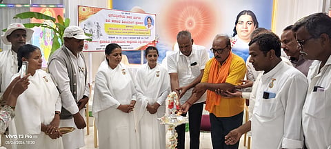  ಚಾಮರಾಜನಗರದ ಪ್ರಜಾಪಿತ ಬ್ರಹ್ಮಕುಮಾರಿ ಈಶ್ವರೀಯ ವಿಶ್ವ ವಿದ್ಯಾಲಯದ ಪ್ರಕಾಶ ಭವನದಲ್ಲಿ ಇತ್ತೀಚೆಗೆ ಆಯೋಜಿಸಿದ್ದ ಭಗವದ್ಗೀತೆಯ ಸಾರ ಹಾಗೂ ಶಿವಶರಣರ ಶಿವಯೋಗ ಪ್ರವಚನ ಕಾರ್ಯಕ್ರಮವನ್ನು ರಾಜಯೋಗಿನಿ ಶಿವಮಣಿಜೀ ಉದ್ಘಾಟಿಸಿದರು. ಮಹದೇವಸ್ವಾಮಿ, ದಾನೇಶ್ವರಿ ಜೀ, ಬಿ.ಕೆ.ಆರಾಧ್ಯ, ಹೊನ್ನಮೇಟ್‌ಇ ಸುಂದ್ರಪ್ಪ, ಅಕ್ಷತಾ ಜೈನ್, ನಾಗರಾಜ್, ಶಿವಸ್ವಾಮಿ, ಪುಟ್ಟಶೇಖರ ಮೂರ್ತಿ, ಶ್ರೀನಿವಾಸ್ ಇತರರು ಇದ್ದರು.