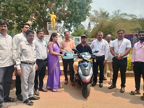 ಚಾಮರಾಜನಗರದ ಜಿಲ್ಲಾಡಳಿತ ಭವನದ ಮುಂಭಾಗ ಡಿಸಿ ಶ್ರೀರೂಪಾ ಅಂಗವಿಕಲರಿಗೆ ತ್ರಿಚಕ್ರ ವಾಹನ ವಿತರಣೆ ಮಾಡಿದರು. ರಾಮಚಂದ್ರಯ್ಯ, ಜಯೇಂದ್ರ, ರಂಗನಾಥ್ ಮತ್ತು ಇತರರು ಹಾಜರಿದ್ದರು.