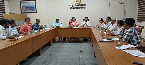  ಚಾಮರಾಜನಗರದ ಜಿಲ್ಲಾ ಪಂಚಾಯಿತಿ ಸಭಾಂಗಣದಲ್ಲಿ ಪುಷ್ಪಾ ಅಮರನಾಥ್ ಅಧ್ಯಕ್ಷತೆಯಲ್ಲಿ ಸೋಮವಾರ ಗ್ಯಾರಂಟಿ ಯೋಜನೆಗಳ ಅನುಷ್ಠಾನ ಪ್ರಗತಿ ಪರಿಶೀಲನಾ ಸಭೆ ಆಯೋಜಿಸಲಾಗಿತ್ತು.  ಎಚ್.ವಿ. ಚಂದ್ರು, ಶೃತಿ, ಹೊನ್ನರಾಜು, ಶ್ರೀಕಂಠರಾಜೇ ಅರಸ್,  ಪ್ರದೀಪ್ ಇತರರು ಇದ್ದರು.