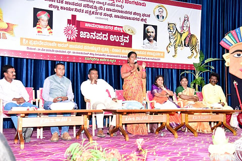 ಚಾಮರಾಜನಗರದ  ವರನಟ ಡಾ.ರಾಜ್ಕುಮಾರ್ ಜಿಲ್ಲಾ ರಂಗಮಂದಿರದಲ್ಲಿ ಇತ್ತೀಚೆಗೆ ಆಯೋಜಿಸಿದ್ದ ಜಿಲ್ಲಾ ಜಾನಪದ ಉತ್ಸವ ಹಾಗೂ ಶ್ರೀಪ್ರಭುರಾಜೇ ಅರಸ್ ಜಾನಪದ ಪರಂಜ್ಯೋತಿ ಪ್ರಶಸ್ತಿ ಪ್ರದಾನ ಸಮಾರಂಭದ ವಿಚಾರ ಸಂಕಿರಣದಲ್ಲಿ ಮೈಸೂರು ಮಹಾರಾಜ ಕಾಲೇಜಿನ ಜಾನಪದ ವಿಭಾಗದ ಪ್ರಾಧ್ಯಾಪಕಿ ಡಾ. ವಿಜಯಲಕ್ಷ್ಮಿ ಮಾನಾಪುರ ಮಾತನಾಡಿದರು. ಡಾ. ಪಿ. ಮಣಿ, ಪ್ರೊ.ಎ ಎಂ.ಶಿವಸ್ವಾಮಿ, ಡಾ.ಮಹೇಶ್ ಚಿಕ್ಕಲ್ಲೂರು, ಡಾ.ಶಿವರಾಜು ಬೂದಿತಿಟ್ಟು  ಕೆ.ಎಂ.ಲಕ್ಷ್ಮಮ್ಮ, ಪುಷ್ಪ ಬೆಂಡರವಾಡಿ, ಸಿ.ಎಂ.ನರಸಿಂಹಮೂರ್ತಿ ಇದ್ದರು.