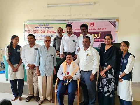  ಚಾಮರಾಜನಗರ ತಾಲೂಕಿನ ಕುದೇರು ಗ್ರಾಮದ ಸರ್ಕಾರಿ ಪ್ರಥಮ ದರ್ಜೆ ಕಾಲೇಜಿನಲ್ಲಿ ಗುರುವಾರ ಆಯೋಜಿಸಿದ್ದ ಡಾ. ಜಿಎಸ್‌ಎಸ್ ನೆನಪುಗಳ ಹಣತೆ ಉಪನ್ಯಾಸ ಕಾರ್ಯಕ್ರಮದಲ್ಲಿ ಮೈಸೂರು ಜೆಎಸ್‌ಎಸ್ ವಿದ್ಯಾಪೀಠದ ನಿರ್ದೇಶಕ ಪ್ರೊ.ಮೊರಬದ ಮಲ್ಲಿಕಾರ್ಜುನ ಅವರನ್ನು ಸನ್ಮಾನಿಸಲಾಯಿತು. ಕೆ.ವೆಂಕಟರಾಜು, ಪ್ರಕಾಶ್‌ರಾಜ್ ಮೇಹು, ಸಿ.ಎಂ.ನರಸಿಂಹಮೂರ್ತಿ, ಪ್ರೊ.ಎ.ಎಂ.ಶಿವಸ್ವಾಮಿ, ಸಿಂಧು ಮತ್ತು ಇತರರು ಇದ್ದರು.