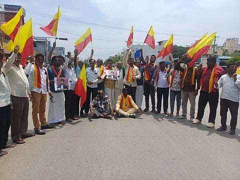ಪ್ರತಿಭಟನೆಯಲ್ಲಿ ಕರ್ನಾಟಕ ಸೇನಾ ಪಡೆದ ಶಾ.ಮುರಳಿ, ಚಾ.ವೆಂ.ರಾಜಗೋಪಾಲ್,  ಕೊಂಬುಕಹಳೆ ರವಿಚಂದ್ರ ಪ್ರಸಾದ್, ಮಹೇಶ್, ಮುತ್ತುರಾಜ್, ಆಟೋ ನಿಂಗರಾಜು, ಹೊಮ್ಮ ಲೋಕೇಶ್, ಲಿಂಗರಾಜು, ರಾಚಪ್ಪ, ಅಮಚವಾಡಿ ರಾಜು, ನಾಗರಾಜು, ಮುತ್ತುರಾಜು, ರಂಗಸ್ವಾಮಿ, ಚಂದಕವಾಡಿ ರಾಜಣ್ಣ, ಪಣ್ಯದಹುಂಡಿ ರಾಜು, ತಾಂಡವಮೂರ್ತಿ, ನಾಗ ಮತ್ತು ಇತರರು ಭಾಗವಹಿಸಿದ್ದರು.