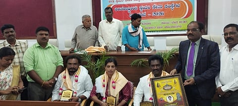ಚಾಮರಾಜನಗರದ  ಜಿಲ್ಲಾಡಳಿತ ಭವನದ ಹಳೇ ಕೆಡಿಪಿ ಸಭಾಂಗಣದಲ್ಲಿ ಶುಕ್ರವಾರ ಆಯೋಜಿಸಿದ್ದ ಅಂತರಾಷ್ಟ್ರೀಯ ಸ್ವಯಂ ಸೇವಾ ಸಂಸ್ಥೆಗಳ ದಿನಾಚರಣೆ ಕಾರ್ಯಕ್ರಮದಲ್ಲಿ ಜಾನಪದ ಗಾಯಕ ಸಿ.ಎಂ. ನರಸಿಂಹಮೂರ್ತಿ, ಚಿತ್ರನಟ ಶ್ರೀಸಾಯಿ ಮಂಜು, ಮೈಸೂರಿನ ಅನುಬಂಧ ಸೇವಾ ಟ್ರಸ್ಟ್ ಅಧ್ಯಕ್ಷೆ ಸುಧಾಮಣಿ ಅವರನ್ನು ಹಿರಿಯ ಸಿವಿಲ್ ನ್ಯಾಯಾಧೀಶ ಈಶ್ವರ್ ಸನ್ಮಾನಿಸಿದರು. ವಿ.ಎನ್. ಮೂರ್ತಿ, ಡಾ.ಎ.ಎಸ್.ಪ್ರೇಮ, ಎಂ.ಎಸ್.ಕೃಷ್ಣಮೂರ್ತಿ, ಶಿವಣ್ಣ ಇದ್ದರು.