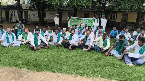  ಚಾಮರಾಜನಗರದ ಜಿಲ್ಲಾಡಳಿತ ಭವನದ ಮುಂಭಾಗ ರಾಜ್ಯ ರೈತ ಸಂಘದ ಮುಖಂಡರು ಬುಧವಾರ ಪ್ರತಿಭಟನೆ ನಡೆಸಿದರು. .ಎಂ.ಮಹೇಶ್‌ಪ್ರಭು,  ಸಿ.ಸಿದ್ದರಾಜು, ಯಶವಂತ್‌ಕುಮಾರ್, ಶಿವಪುರ ಮಹದೇವಪ್ಪ, ಭಾಸ್ಕರ್, ಮೂಡ್ನಾಕೂಡು ಮಹೇಶ್, ಮಲ್ಲಪ್ಪ, ಆಲೂರು ಜಯಣ್ಣ ಇತರರು ಇದ್ದರು.