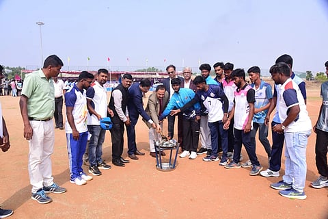ಚಾಮರಾಜನಗರದ ಡಾ. ಬಿ.ಆರ್. ಅಂಬೇಡ್ಕರ್ ಕ್ರೀಡಾಂಗಣದಲ್ಲಿ ಶುಕ್ರವಾರ ಆಯೋಜಿಸಿದ್ದ ಅಂತರ ಕಾಲೇಜುಗಳ ಪುರುಷರ ಕ್ರೀಡಾಕೂಟದಲ್ಲಿ ಕ್ರೀಡಾಜ್ಯೋತಿ ಬೆಳಗಿಸಲಾಯಿತು. ಚಾಮರಾಜನಗರ ವಿಶ್ವವಿದ್ಯಾನಿಲಯದ ಕುಲಪತಿ ಪ್ರೊ. ಎಂ.ಆರ್.ಗಂಗಾಧರ್, ಕೊಡಗು ವಿಶ್ವವಿದ್ಯಾನಿಲಯ ಕುಲಪತಿ ಪ್ರೊ. ಆಶೋಕ ಸಂ ಆಲೂರ, ಡಾ. ಶಾಂತರಾಜು, ಪ್ರೊ. ಬಿ.ಎಸ್. ಮಹದೇವಸ್ವಾಮಿ, ಪ್ರೊ. ಕೆ.ಎಂ. ಮಹದೇವನ್, ಜಿ.ಬಂಗಾರು ಇದ್ದರು.