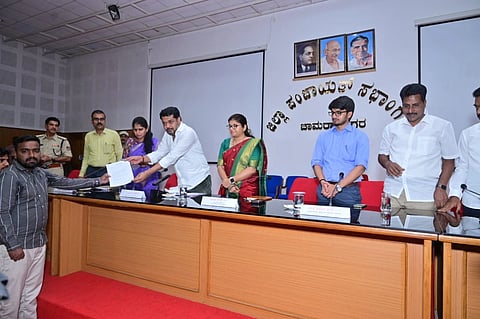ಚಾಮರಾಜನಗರದ ಜಿಲ್ಲಾ ಪಂಚಾಯಿತಿ ಸಭಾಂಗಣದಲ್ಲಿ ಉದ್ಯೋಗ ಮೇಳದಲ್ಲಿ ಆಯ್ಕೆಗೊಂಡ ಅಭ್ಯರ್ಥಿಗಳಿಗೆ ಸಂಸದ ಸುನೀಲ್‌ಬೋಸ್ ಉದ್ಯೋಗ ನೇಮಕ ಪತ್ರ ವಿತರಿಸಿದರು. ಡಿಸಿ ಶ್ರೀರೂಪಾ, ಜಿಪಂ ಸಿಇಒ ಮೋನಾ ರೋತ್, ಎಚ್.ವಿ.ಚಂದ್ರು, ಮಹಮ್ಮದ್ ಅಸ್ಗರ್ ಮುನ್ನಾ,  ಟಿ. ಜವರೇಗೌಡ,  ಎಂ.ಎನ್. ಶಶಿಧರ್, ಉಪವಿಭಾಗಾಧಿಕಾರಿ ದಿನೇಶ್ ಇದ್ದರು.