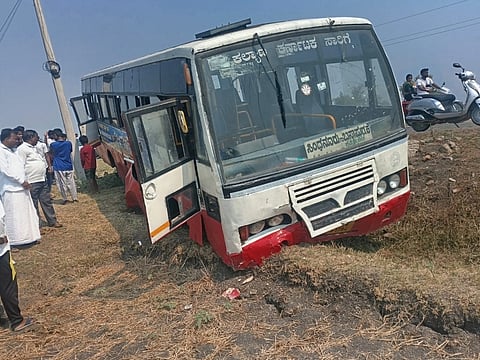 ಜಾಲಿಹಾಳ ಬಳಿ ಎಕ್ಸೆಲ್ ಕಟ್ ಆಗಿ ಜಮೀನಿಗೆ ನುಗ್ಗಿದ ಬಸ್. 
