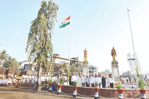 ಹಿರಣ್ಯಕೇಶಿ ಸಹಕಾರ ಸಕ್ಕರೆ ಕಾರ್ಖಾನೆ ಆವರಣದಲ್ಲಿ ಗಣರಾಜ್ಯೋತ್ಸವ ಆಚರಿಸಲಾಯಿತು. ಬಸವರಾಜ ಕಲ್ಲಟ್ಟಿ, ಶಿವನಾಯಿಕ ನಾಯಿಕ, ಅಶೋಕ ಪಟ್ಟಣಶೆಟ್ಟಿ ಇತರರಿದ್ದರು.