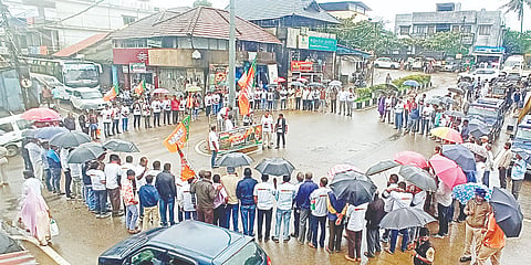 ಕಾಂಗ್ರೆಸ್ ಹಾಗೂ ಮಿತ್ರ ಪಕ್ಷಗಳ ವಿರುದ್ಧ ಸೋಮವಾರಪೇಟೆ ಪುಟ್ಟಪ್ಪ ವೃತ್ತದಲ್ಲಿ ಬಿಜೆಪಿ ಕಾರ್ಯಕರ್ತರು ಸೋಮವಾರ ಮಾನವ ಸರಪಳಿ ರಚಿಸಿ ಜನಜಾಗೃತಿ ಪ್ರತಿಭಟನೆ ನಡೆಸಿದರು. ಬೋಪಯ್ಯ ,ಲೋಕೇಶ್, ರವೀಂದ್ರ ಇತರರು ಇದ್ದರು.