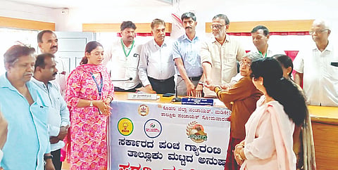 ಸೋಮವಾರಪೇಟೆ ತಾಲೂಕು ಪಂಚಾಯಿತಿ ಸಭಾಂಗಣದಲ್ಲಿ ಶುಕ್ರವಾರ ನಡೆದ ಗ್ಯಾರಂಟಿ ಯೋಜನೆ ಅನುಷ್ಠಾನ ಸಮಿತಿಯ ಸಭೆಯಲ್ಲಿ ಆಹಾರ ಇಲಾಖೆಯಿಂದ ವೈದ್ಯಕೀಯ ತುರ್ತುಚಿಕಿತ್ಸೆ  ಫಲಾನುಭವಿಗಳಿಗೆ ಹಸಿರು ಪಡಿತರ ಚೀಟಿ ನೀಡಲಾಯಿತು. 