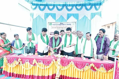 ಶಿರಾಳಕೊಪ್ಪದಲ್ಲಿ ಮಣ್ಣು ಪರೀಕ್ಷಾ ಕೇಂದ್ರವನ್ನು ಸಂಸದ ಬಿ.ವೈ ರಾಘವೇಂದ್ರ, ಶಾಸಕ ಬಿ.ವೈ.ವಿಜಯೇಂದ್ರ ಉದ್ಘಾಟಿಸಿದರು. ಡಾ. ಕಿರಣ್‌ಕುಮಾರ್, ಕೆ.ಎಸ್.ಗುರುಮೂರ್ತಿ ಇತರರಿದ್ದರು.