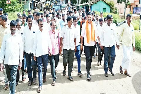 ಶಿರಾಳಕೊಪ್ಪ ಸಮೀಪದ ಸುಣ್ಣದಕೊಪ್ಪ ಗ್ರಾಮದಲ್ಲಿ ಗ್ರಾಮ ವಾಸ್ತವ್ಯಕ್ಕೆ ಆಗಮಿಸಿದ ಶಾಸಕ ಬಿ.ವೈ.ರಾಘವೇಂದ್ರ. ಕೆ.ಎಸ್.ಗುರುಮೂರ್ತಿ ಸಂಕ್ಲಾಪುರ ಹನುಮಂತಪ್ಪ, ಯೋಗೀಶಪ್ಪ ಇತರರಿದ್ದರು.