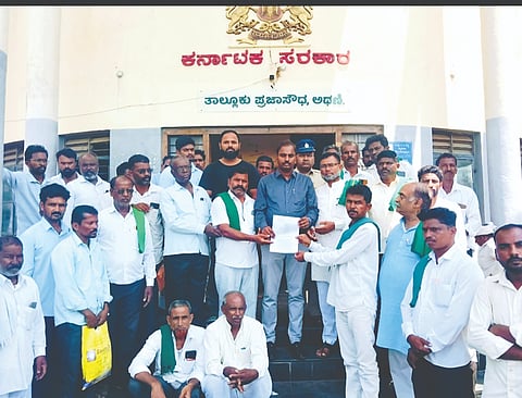 ಬಾಳಿಗೆರೆ ಸಕ್ಕರೆ ಕಾರ್ಖಾನೆ ವಿರುದ್ಧ ಕ್ರಮ ಕೈಗೊಳ್ಳುವಂತೆ ಆಗ್ರಹಿಸಿ ರೈತರು ತಹಸೀಲ್ದಾರ್ ಸಿದ್ದರಾಯ ಭೋಸಗಿ ಅವರಿಗೆ ಮನವಿ ಸಲ್ಲಿಸಿದರು. ಪ್ರಕಾಶ ಪೂಜಾರಿ, ಮುದಕಪ್ಪ ಅರ್ಜುನಗಿ ಇತರರಿದ್ದರು.
