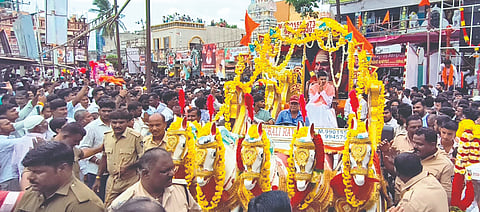 ತಾಳಿಕೋಟೆಯ ಶ್ರೀಮಠದ ಸಿದ್ಧಲಿಂಗ ದೇವರ ಅಶ್ವಮೇಧ ರಥದ ಭವ್ಯ ಮೆರವಣಿಗೆ ಭಕ್ತರ ಸಮ್ಮುಖದಲ್ಲಿ ಸಡಗರ ಸಂಭ್ರಮದಿಂದ ಅದ್ದೂರಿಯಾಗಿ ನಡೆಯಿತು.