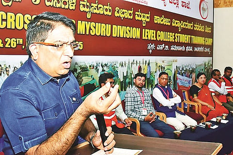 ಮಂಡ್ಯ ನಗರದ ಎಸ್.ಬಿ.ಸಮುದಾಯ ಭವನದಲ್ಲಿ ಆಯೋಜಿಸಿದ್ದ ತರಬೇತಿ ಶಿಬಿರದ ಸಮಾರೋಪ ಸಮಾರಂಭದಲ್ಲಿ ಭಾರತೀಯ ರೆಡ್‌ಕ್ರಾಸ್ ಸಂಸ್ಥೆಯ ರಾಜ್ಯ ಉಪಾಧ್ಯಕ್ಷ ಭಾಸ್ಕರ್‌ರಾವ್ ಮಾತನಾಡಿದರು.