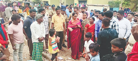 ನಗರದ ಸಾತಗಳ್ಳಿ ಡಾ.ಬಿ.ಆರ್.ಅಂಬೇಡ್ಕರ್ ಕಾಲನಿಗೆ ಭೇಟಿ ನೀಡಿದ ಜಿ.ಪಲ್ಲವಿ ಅವರು ಅಲೆಮಾರಿ ಸಮುದಾಯದವರ ಕುಂದು-ಕೊರತೆ ಆಲಿಸಿದರು. ಆನಂದ ಕುಮಾರ್ ಏಕಲವ್ಯ, ವೆಂಕಟಾಚಲ, ರಂಗಸ್ವಾಮಿ, ಮೋಹನ್‌ಕಾಯಕ, ಎನ್.ರವಿಕುಮಾರ್, ರಮೇಶ್ ಇತರರು ಇದ್ದರು.