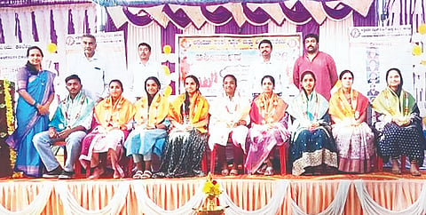 ಹುಣಸೂರು ತಾಲೂಕಿನ ಬಿಳಿಗೆರೆಯ ಅನ್ವೇಷಣಾ ಶಿಕ್ಷಣ ಸಂಸ್ಥೆ ಆಯೋಜಿಸಿದ್ದ ಕಾರ್ಯಕ್ರಮದಲ್ಲಿ ವಿದ್ಯಾರ್ಥಿಗಳನ್ನು ಸನ್ಮಾನಿಸಲಾಯಿತು. ಅಂಶಿ ಪ್ರಸನ್ನಕುಮಾರ್, ಎಚ್.ಕೆ.ಚಂದ್ರಮೋಹನ್, ಎಚ್.ಎನ್. ಗಿರೀಶ, ಎಚ್.ಸಿ.ಪ್ರಶಾಂತ್, ನಂಜುಂಡಶೆಟ್ಟಿ, ಆಶಾನಂದೀಶ್ ಇತರರು ಇದ್ದರು.