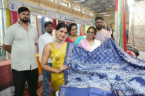 ನಗರದ ನಂಜರಾಜ ಬಹದ್ದೂರ್ ಛತ್ರದಲ್ಲಿ ಸಿಲ್ಕ್ ಇಂಡಿಯಾ-2026 ಮೇಳಕ್ಕೆ ನಟಿ ರಿಷಾ ಗೌಡ ಚಾಲನೆ ನೀಡಿದರು.