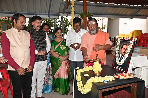   ಖಿಲ್ಲೆ ಮೊಹಲ್ಲಾದ ಅರಮನೆ ಜಪದಕಟ್ಟೆ ಮಠದ ಆವರಣದಲ್ಲಿ ಸೋಮವಾರ ಏರ್ಪಡಿಸಿದ್ದ ಡಾ.ಬಿ.ಆರ್. ಅಂಬೇಡ್ಕರ್ ಅವರ ಬದುಕು-ಬರಹ-ವಿಚಾರಧಾರೆ’ ಉಪನ್ಯಾಸ ಕಾರ್ಯಕ್ರಮವನ್ನು ಶ್ರೀ ಮುಮ್ಮಡಿ ಚಂದ್ರಶೇಖರ ಶಿವಾಚಾರ್ಯ ಸ್ವಾಮೀಜಿ ಉದ್ಘಾಟಿಸಿದರು. ಶಂಕರ ದೇವನೂರು, ಬಿ.ರಂಗೇಗೌಡ, ಬಿ.ಗೋವಿಂದ ಇನ್ನಿತರರಿದ್ದರು.